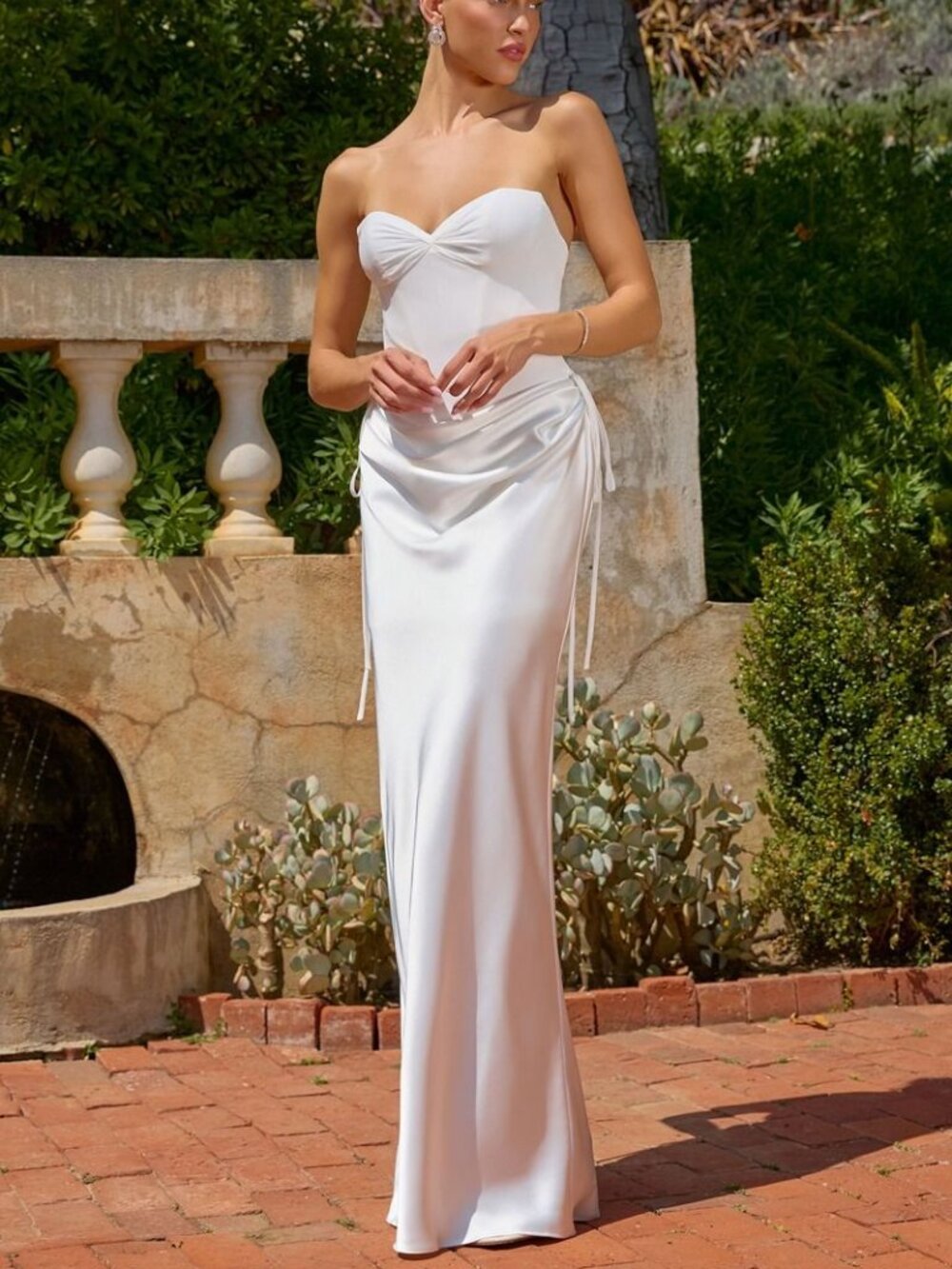 WEDDING DRESS. NEW LONG STRAPLESS MODERN SIMPLE GOWN WITH LACE UP CORSET BACK